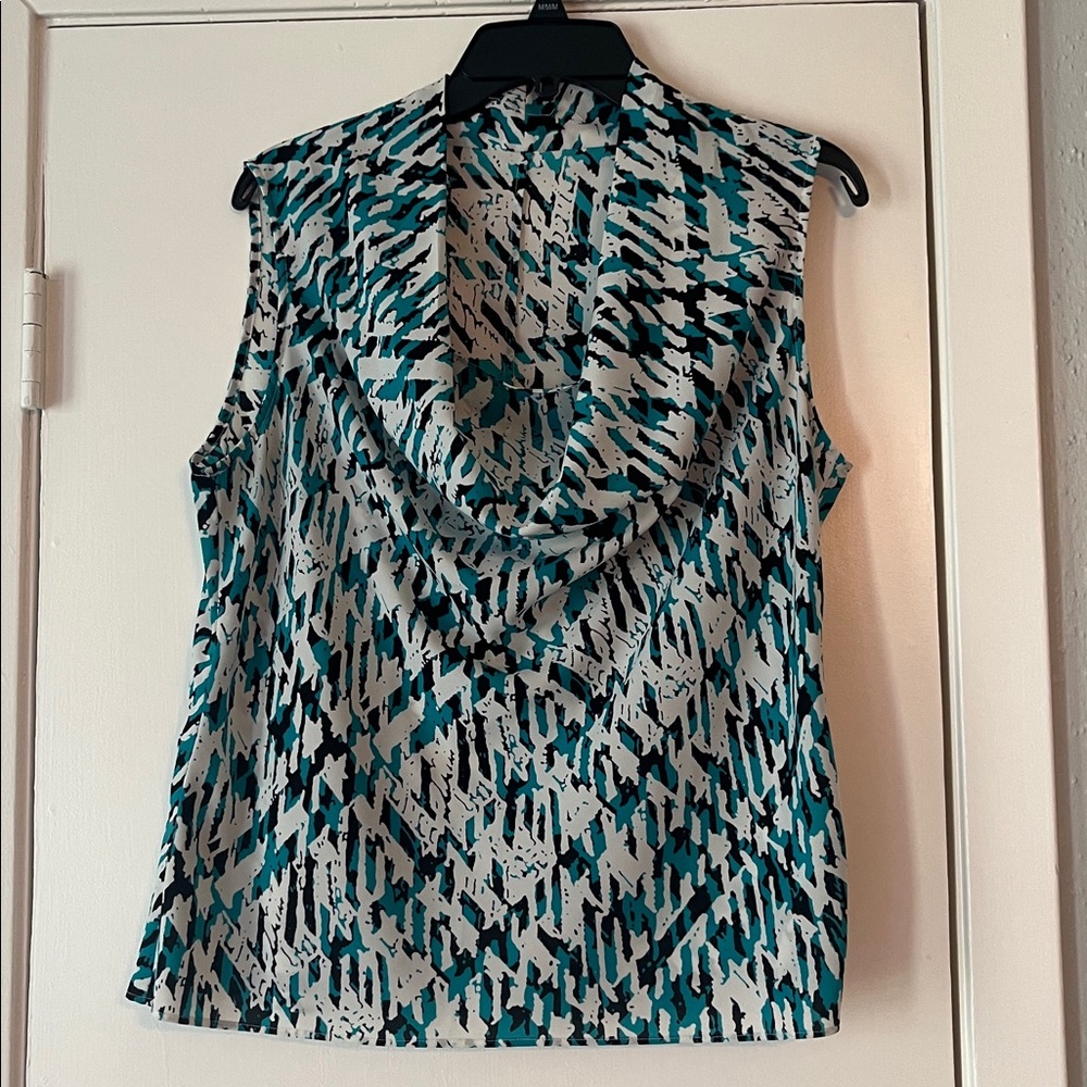 Chic Sleeveless Top with Abstract Pattern
